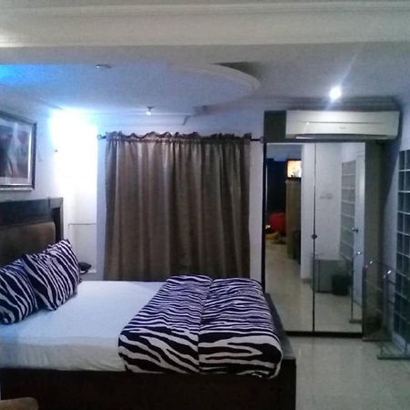 Theodawn Hotels @ Suite 29 Икеджа Екстериор снимка