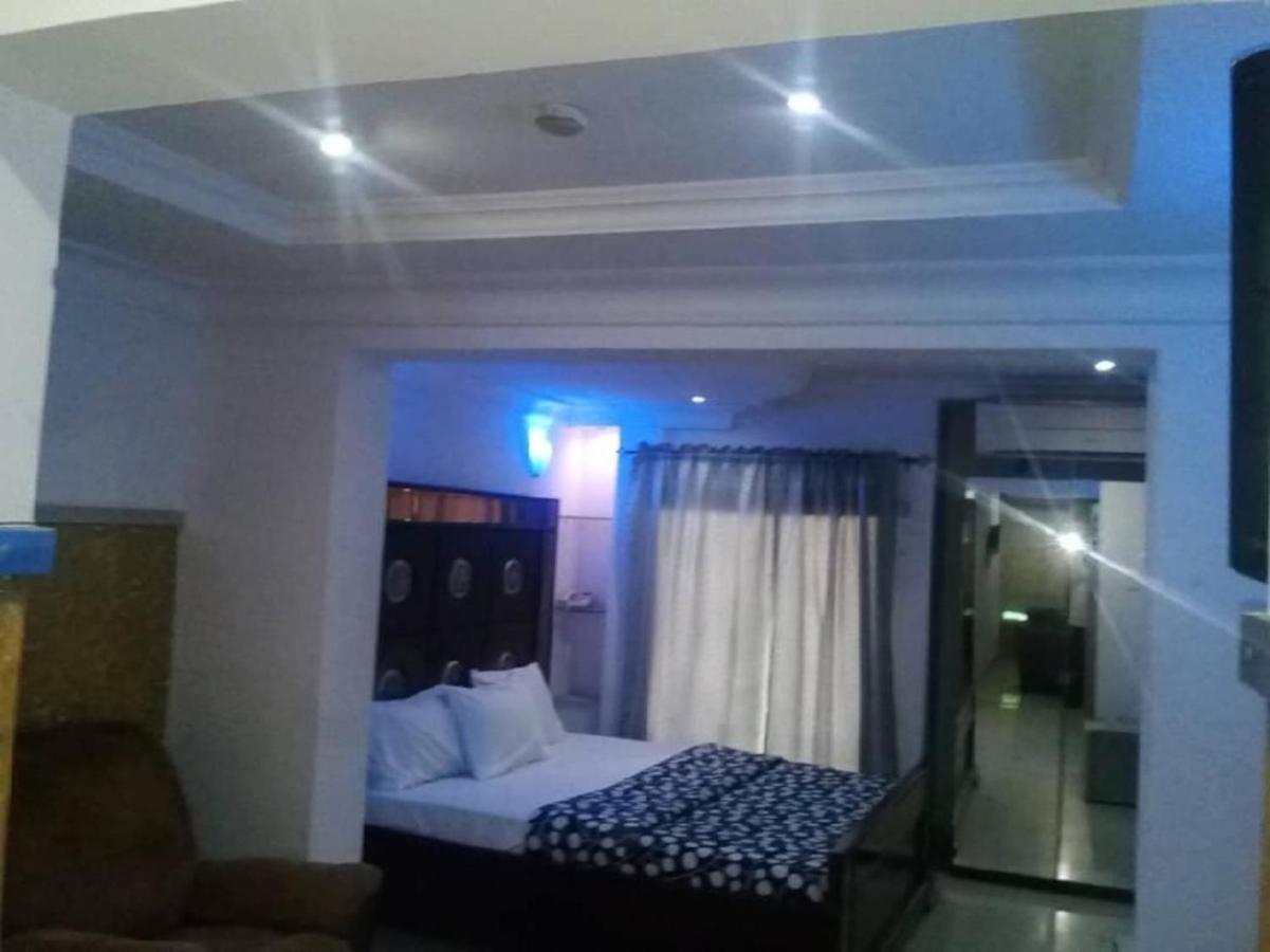 Theodawn Hotels @ Suite 29 Икеджа Екстериор снимка