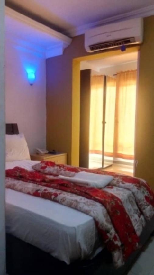 Theodawn Hotels @ Suite 29 Икеджа Екстериор снимка