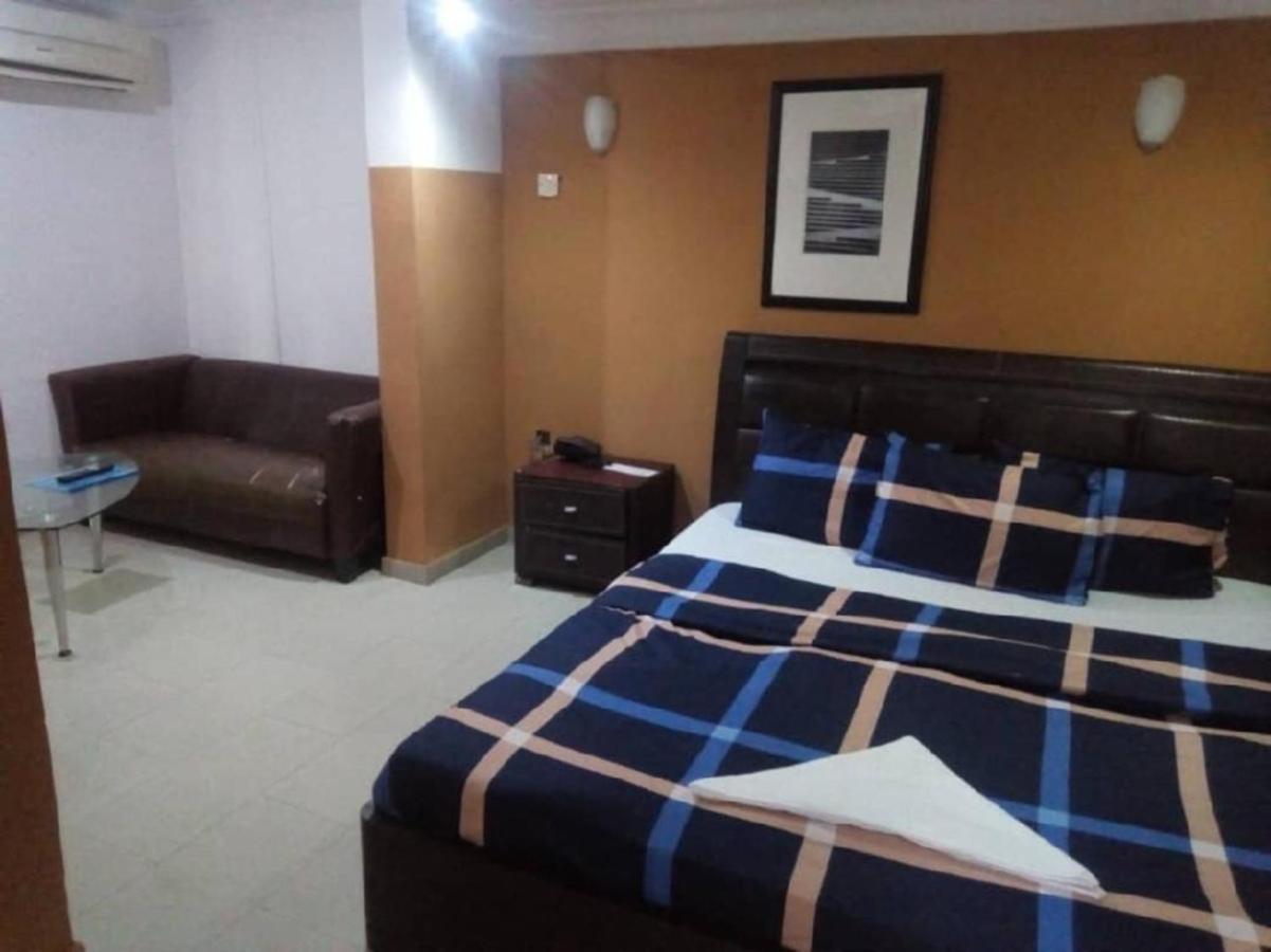 Theodawn Hotels @ Suite 29 Икеджа Екстериор снимка