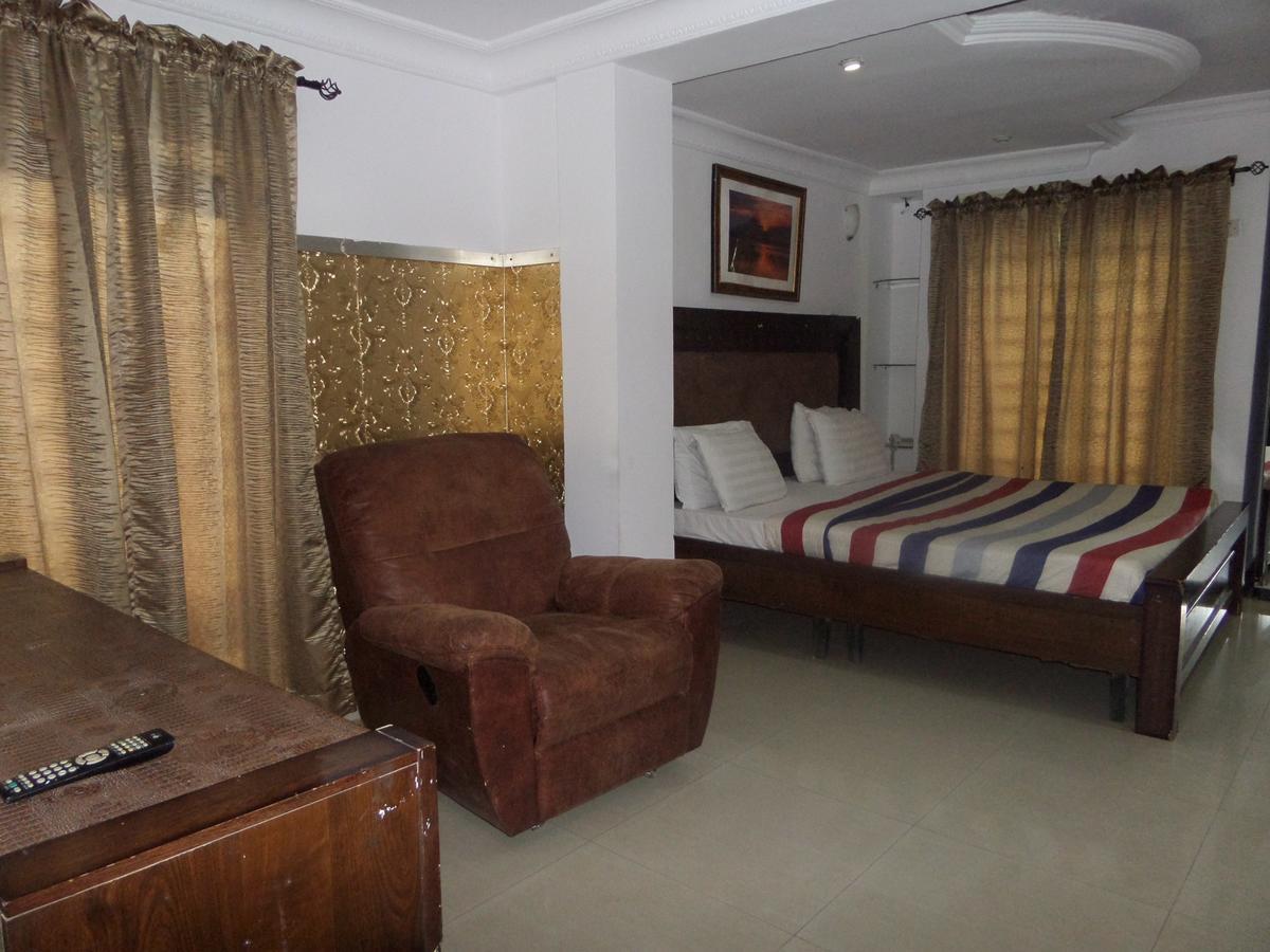 Theodawn Hotels @ Suite 29 Икеджа Екстериор снимка