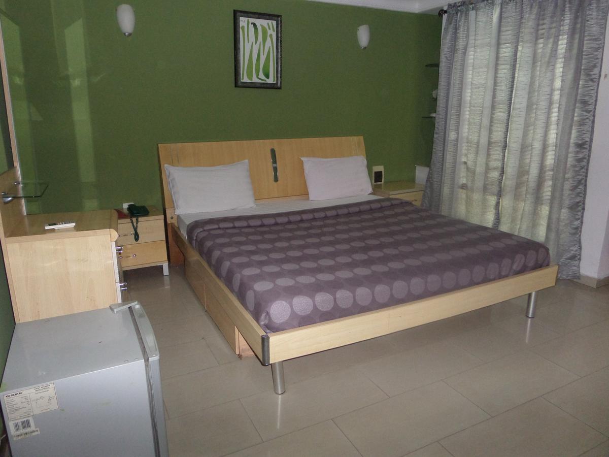 Theodawn Hotels @ Suite 29 Икеджа Екстериор снимка