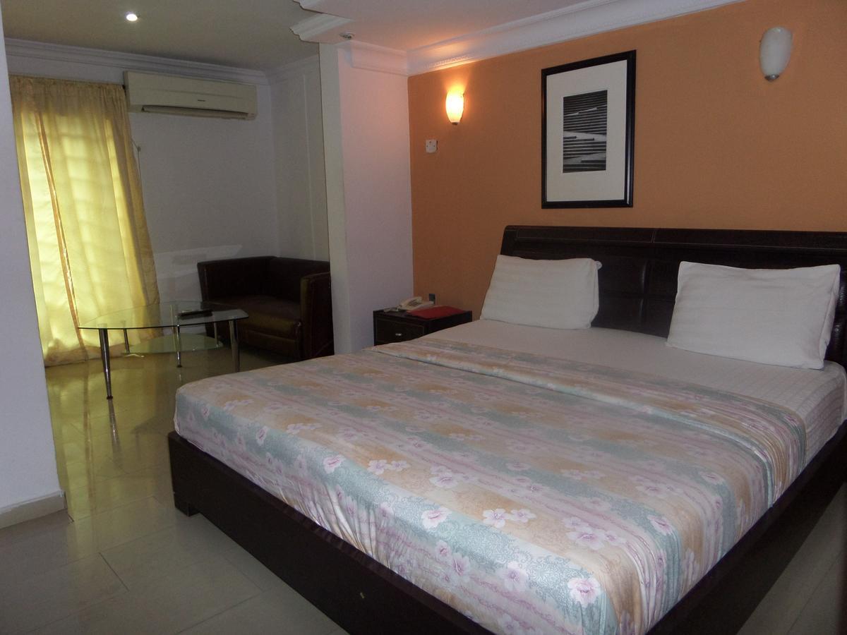 Theodawn Hotels @ Suite 29 Икеджа Екстериор снимка