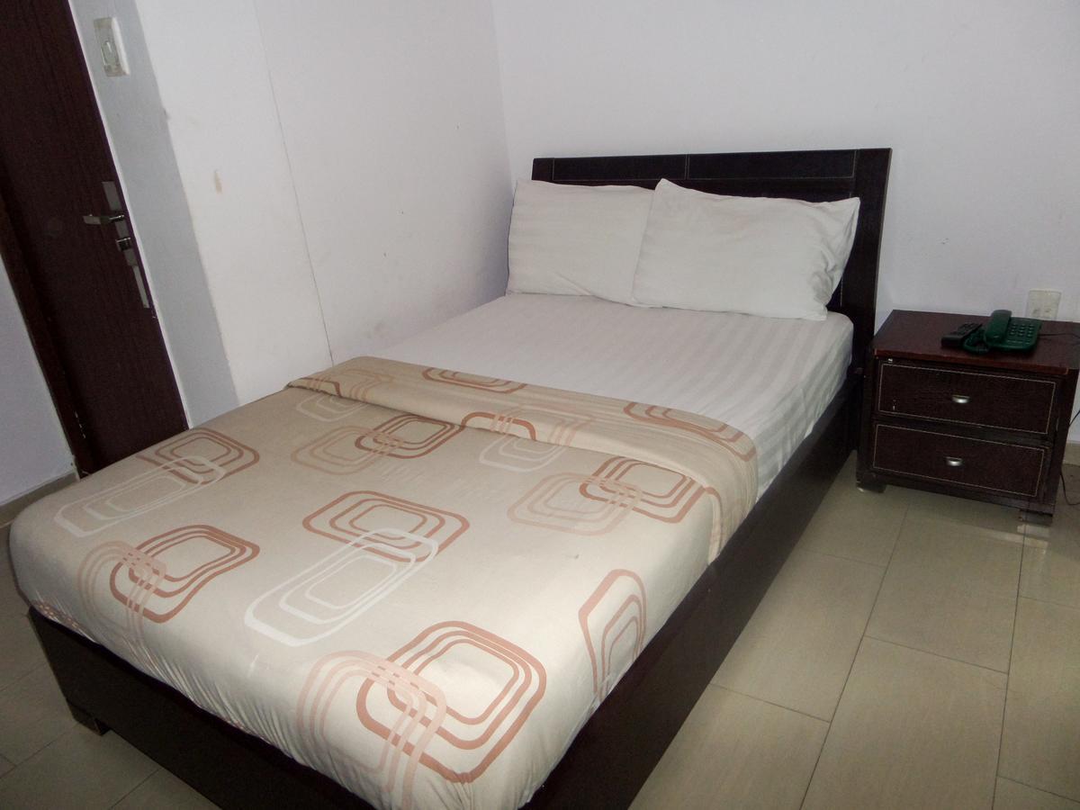 Theodawn Hotels @ Suite 29 Икеджа Екстериор снимка