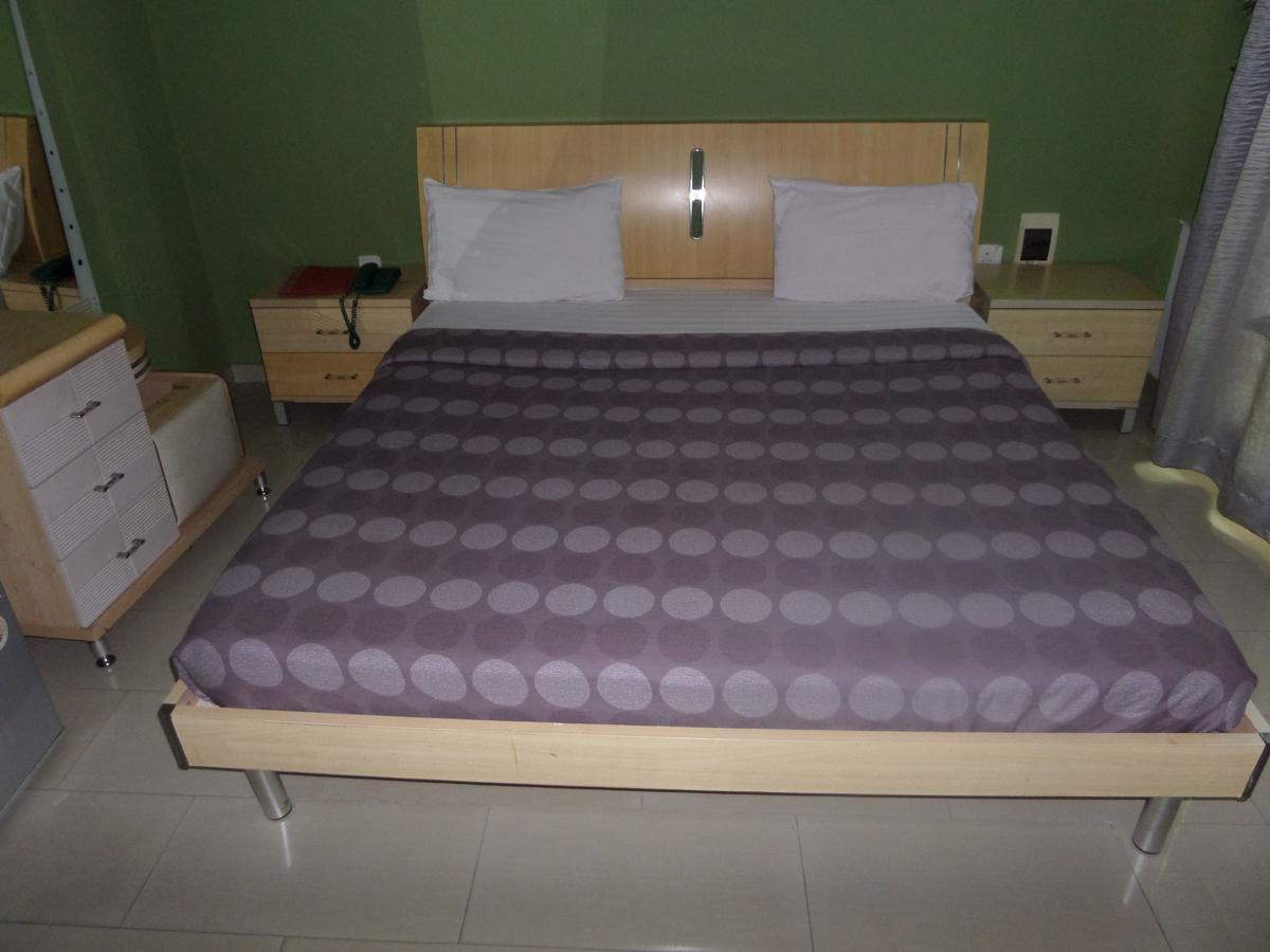 Theodawn Hotels @ Suite 29 Икеджа Екстериор снимка