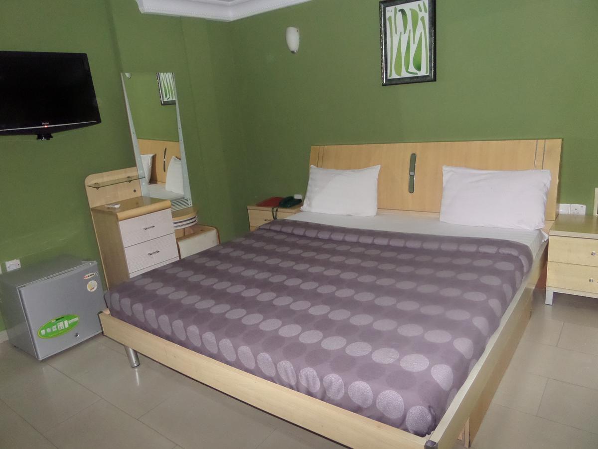 Theodawn Hotels @ Suite 29 Икеджа Екстериор снимка