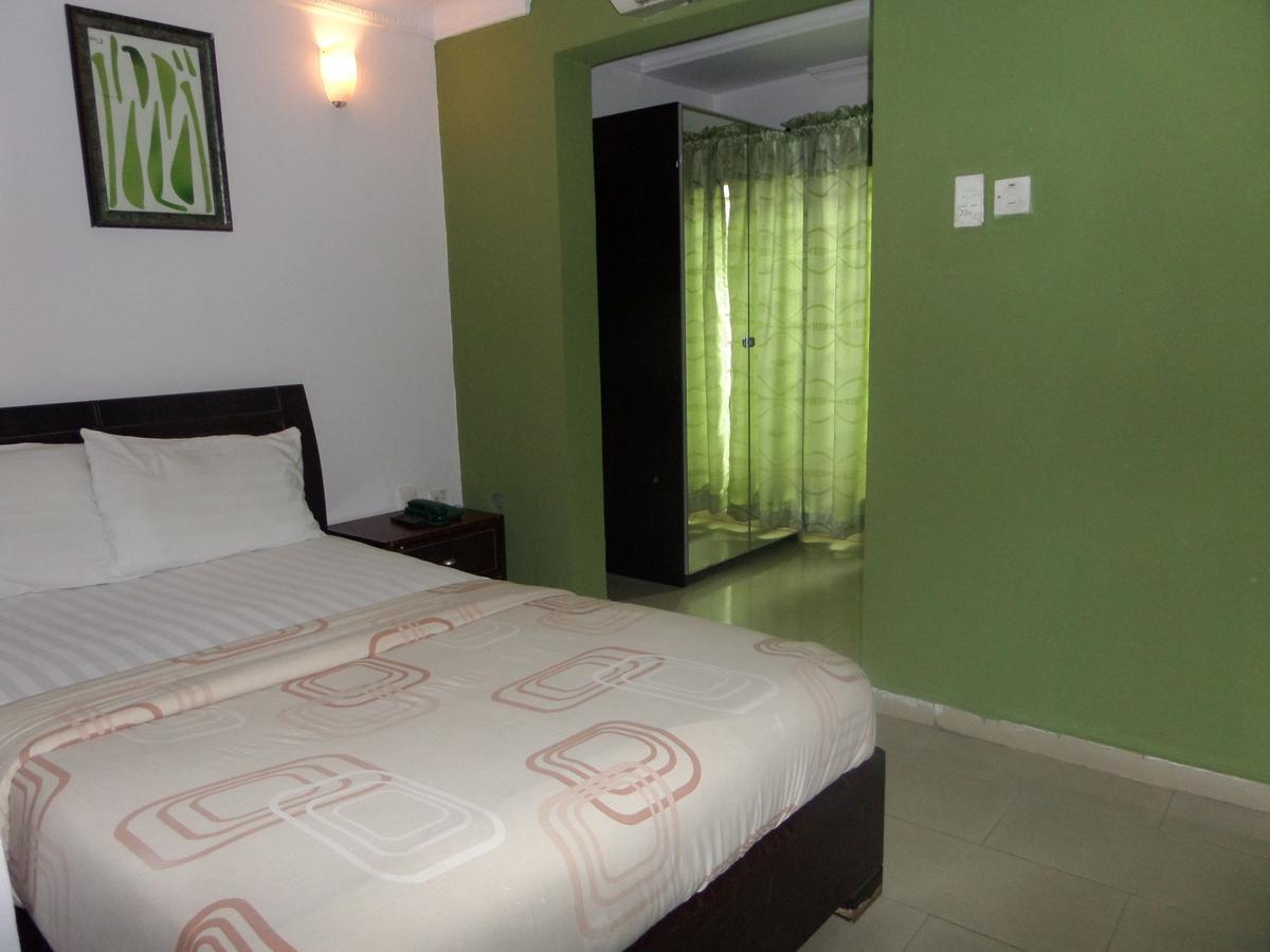 Theodawn Hotels @ Suite 29 Икеджа Екстериор снимка