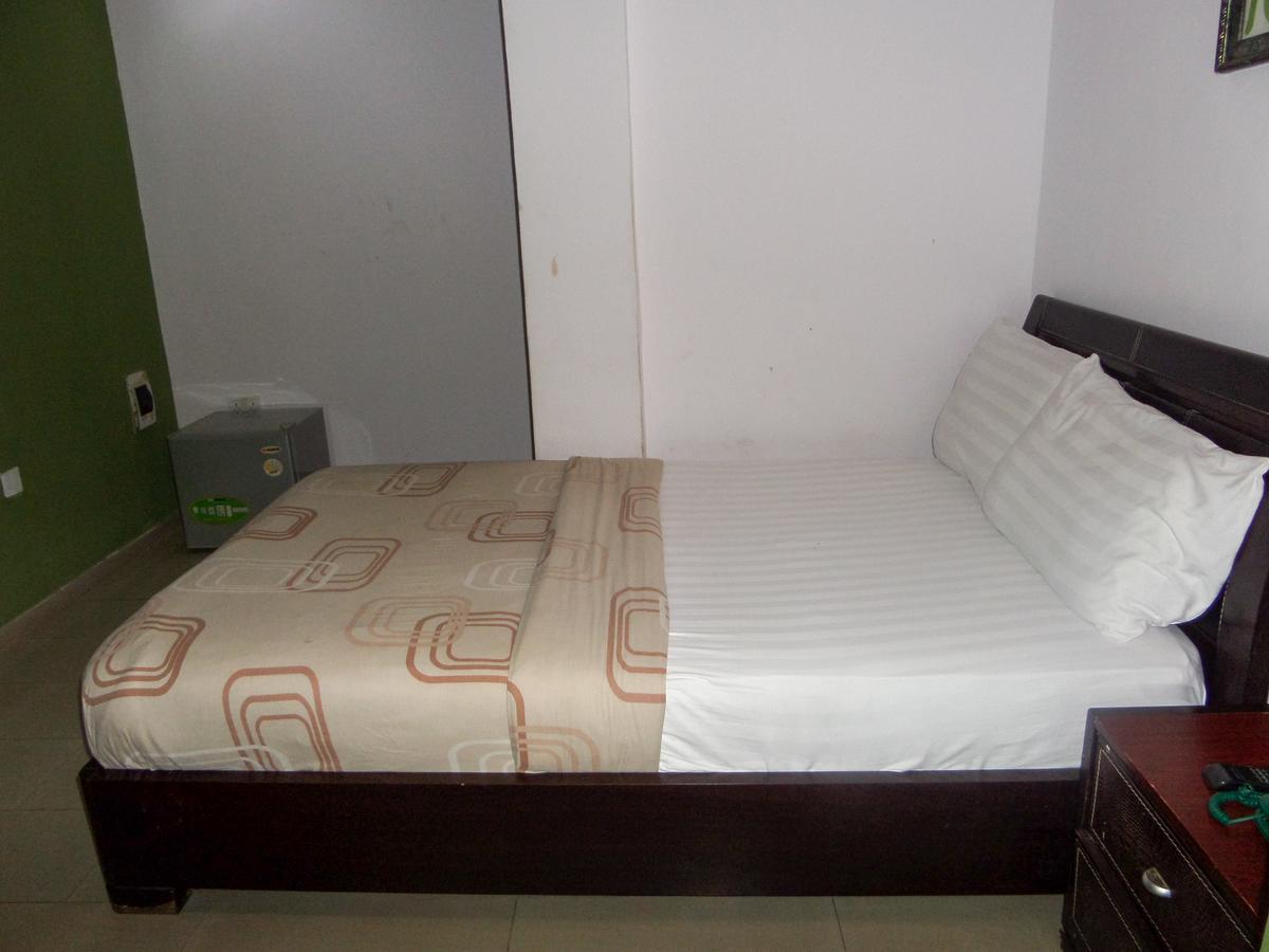Theodawn Hotels @ Suite 29 Икеджа Екстериор снимка