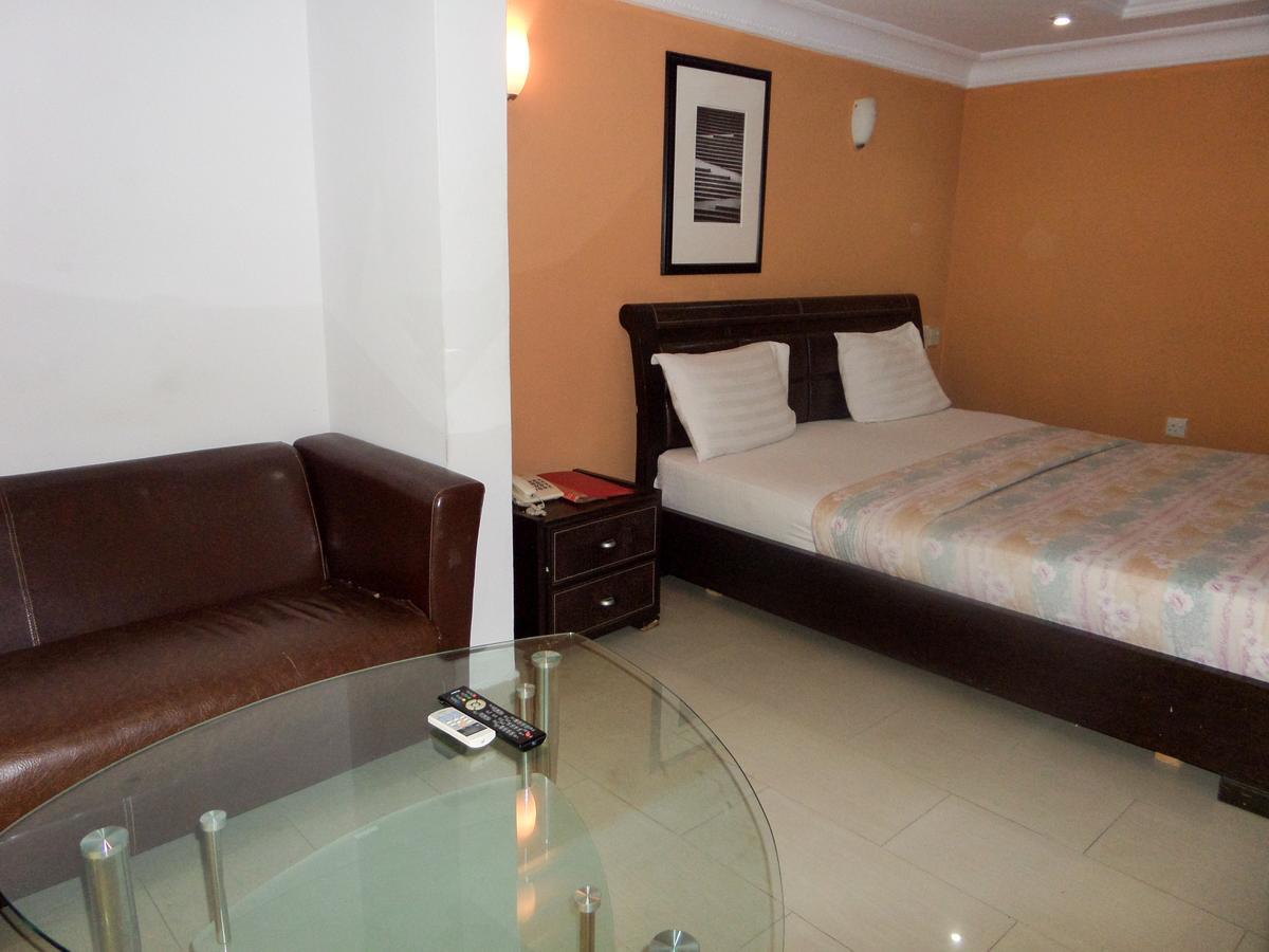 Theodawn Hotels @ Suite 29 Икеджа Екстериор снимка