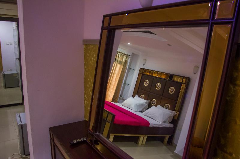 Theodawn Hotels @ Suite 29 Икеджа Екстериор снимка