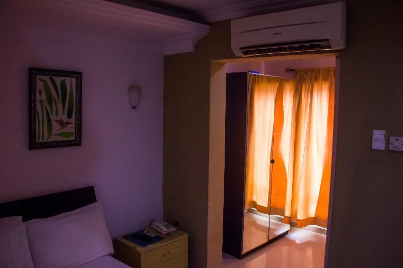 Theodawn Hotels @ Suite 29 Икеджа Екстериор снимка