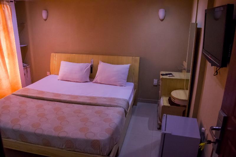 Theodawn Hotels @ Suite 29 Икеджа Екстериор снимка