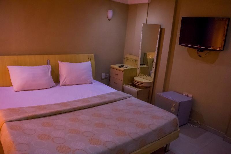 Theodawn Hotels @ Suite 29 Икеджа Екстериор снимка