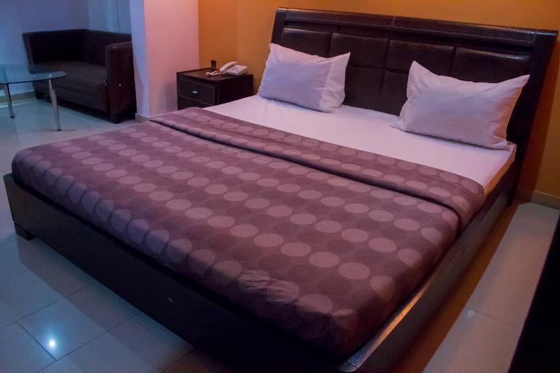 Theodawn Hotels @ Suite 29 Икеджа Екстериор снимка
