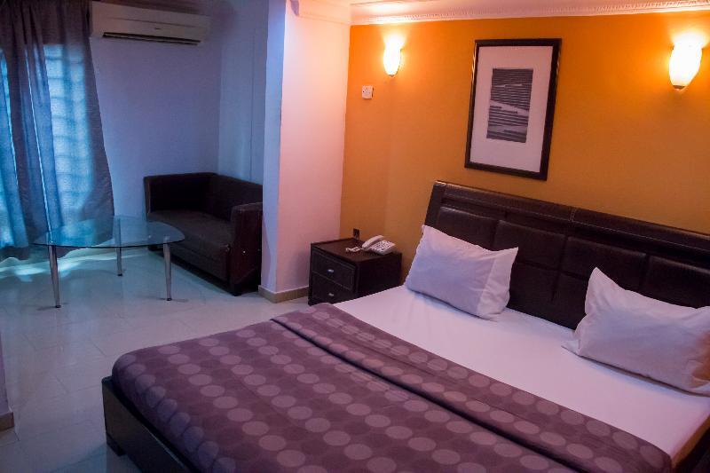 Theodawn Hotels @ Suite 29 Икеджа Екстериор снимка