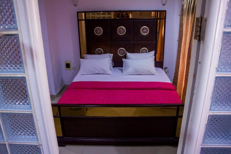 Theodawn Hotels @ Suite 29 Икеджа Екстериор снимка