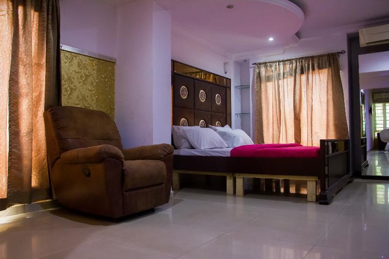 Theodawn Hotels @ Suite 29 Икеджа Екстериор снимка