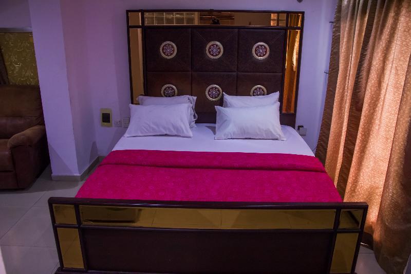 Theodawn Hotels @ Suite 29 Икеджа Екстериор снимка