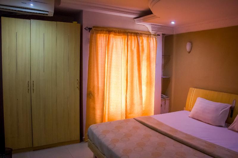 Theodawn Hotels @ Suite 29 Икеджа Екстериор снимка