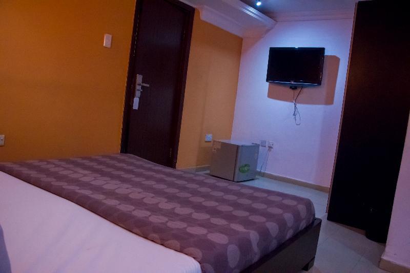 Theodawn Hotels @ Suite 29 Икеджа Екстериор снимка