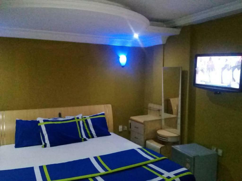Theodawn Hotels @ Suite 29 Икеджа Екстериор снимка