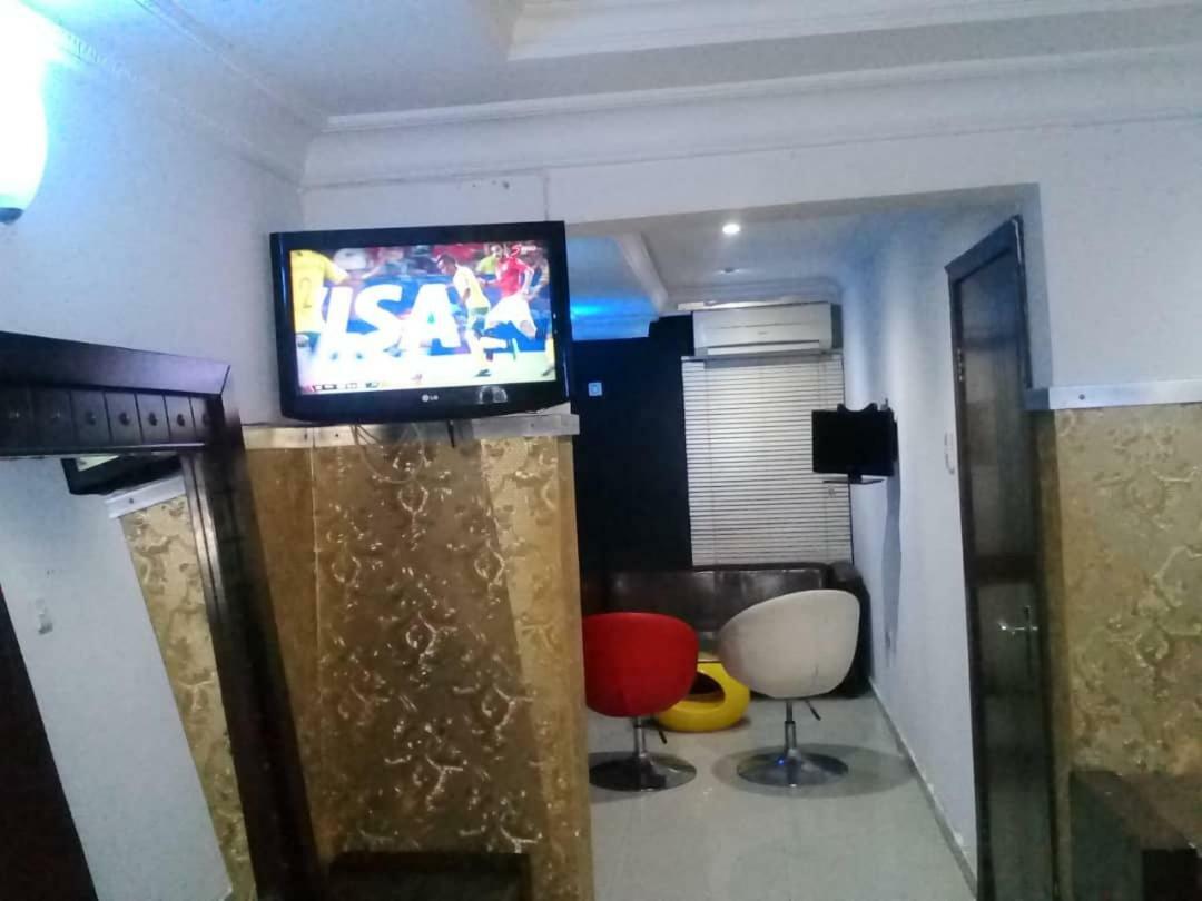 Theodawn Hotels @ Suite 29 Икеджа Екстериор снимка