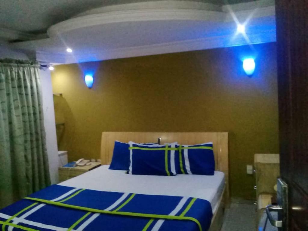 Theodawn Hotels @ Suite 29 Икеджа Екстериор снимка